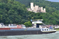 Frachter vor Burg am Rhein